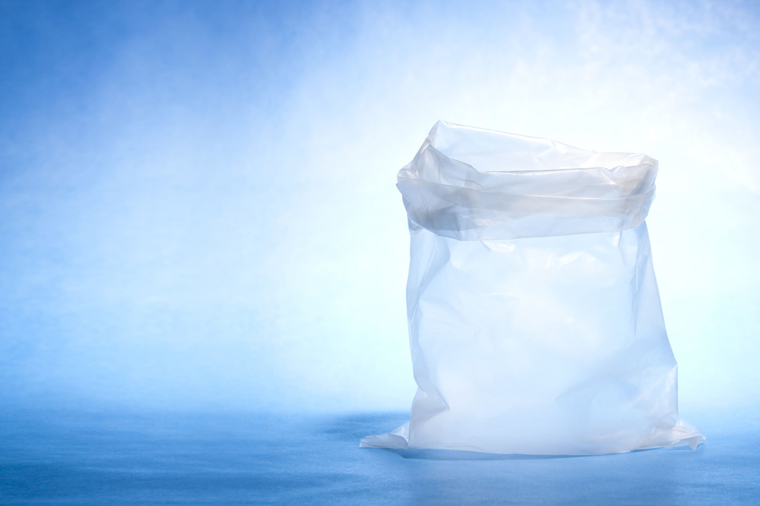 Bolsa biodegradable y reciclable Apta para contacto con alimentos. Nuestra bolsa biodegradable mantiene las propiedades mecánicas y termoelásticas del plástico, garantizando resistencia y funcionalidad durante su ciclo de vida útil.